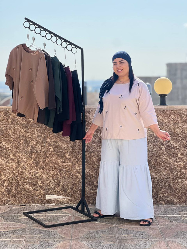 شومیز زنانه گلریز رنگ استخوانی